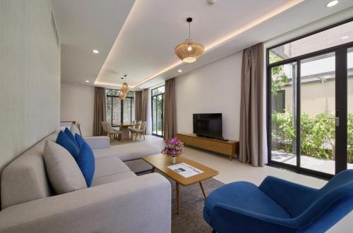 Shared lounge/TV area, Quang Minh Villa Modern 3BR Pool Villa near Cam Ranh Beach in Bai Dai Beach