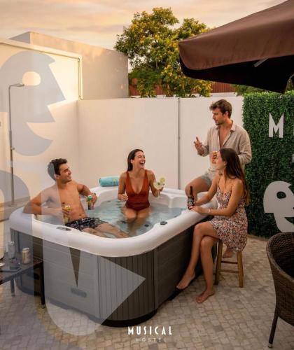 Musical Hostel in 阿尔布斐拉