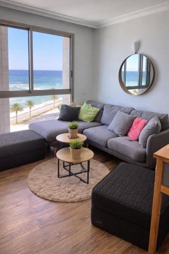 Luxury apartment on the beach with sea view by Almog Beach Haifa – khách sạn tại Carmel Beach Front