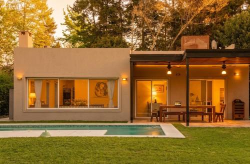 . Casa privada con pileta climatizada, gran parque y parrilla en Pilar