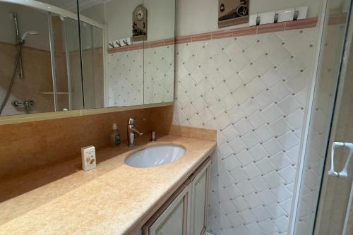 Apartment with terrace 100m from the beach - image 3