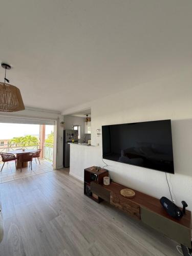 Appartement en résidence sécurisée - vue mer (Appartement en residence securisee - vue mer) in แบ มาโอล