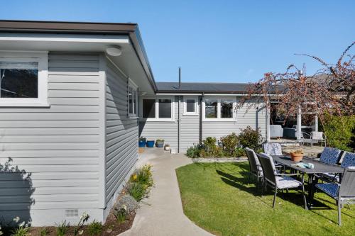 Wakatipu LAKEVIEW Garden Retreat in Frankton