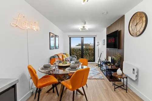Stylish City Apartment with Juliette Balcony, Retro Games & Fast WiFi photo 2