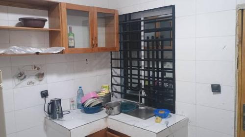 ห้องครัว, Two bedroom apartment, 3 toilets - SKY BLUE Guest House Bunduma gate Buea in บัวอา