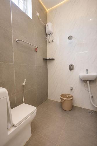 Premium and Luxurious 4BHK Duplex Villa for upto 40 people with Kitchen bathtub in Tirupati near railway staion and close to Temples - image 3