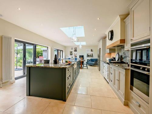 Iekārtas, 5 Bed in Lymington oc-88733 in Hordle