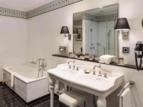 Fairmont Hotel Vier Jahreszeiten Room Type - Junior Suite with Garden View