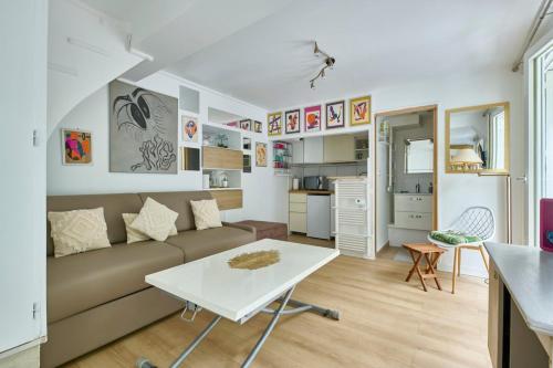 Abbesses 18e Studio lumineux avec cour végétalisée par Mey Agency