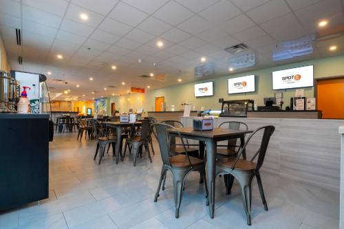 Restaurant, SPOT X Hotel Orlando/Intl Dr by The Red Collection in Lake Bryan