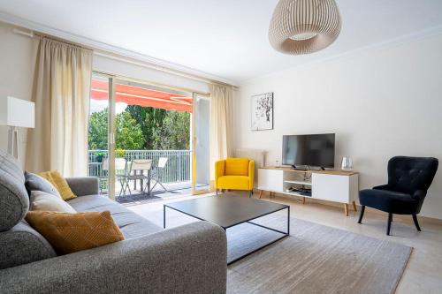 LE CORAIL spacieux avec beau et ample balcon, au centre, idéal pour familles et petits groupes