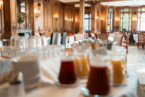 Їжа та напої, White Swan Hotel in Олнуїк