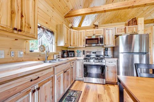 Hike, Hunt & Golf! Cabin on 4 Acres in Naples in Neiplsa (NY)