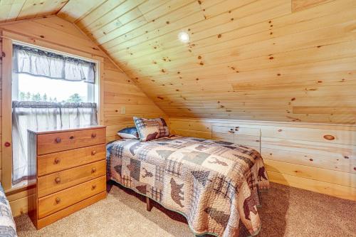 Hike, Hunt & Golf! Cabin on 4 Acres in Naples in Naples (NY)