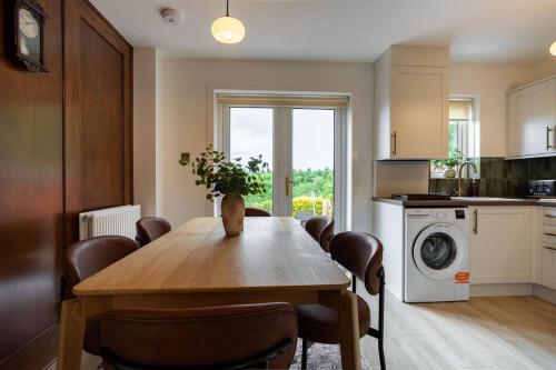 Kelvin House, 3BR, Free Parking & Private Garden in Észak-Glasgow