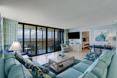 Stunning Waterfront Residence with Panoramic Water Views, Fort Myers