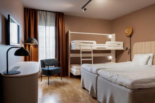 2 twin beds, 1 bunk bed