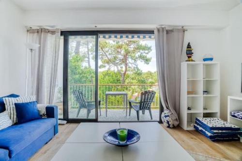 Apartment with balcony and parking near the beach