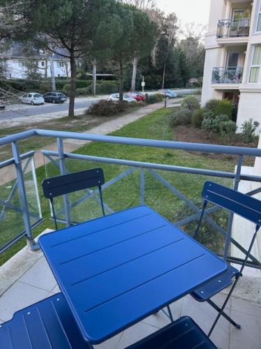 Apartment with pools and garden near the beach - image 3