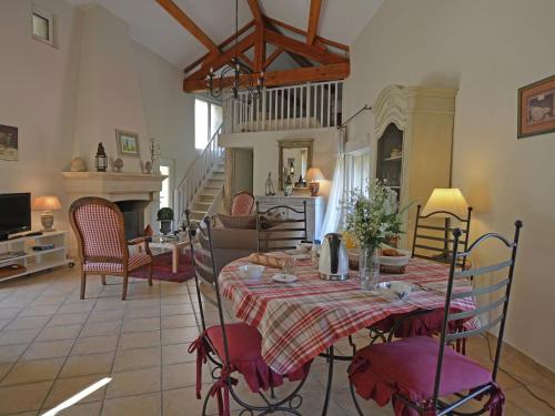 Elegant house with swimming pool in H rault