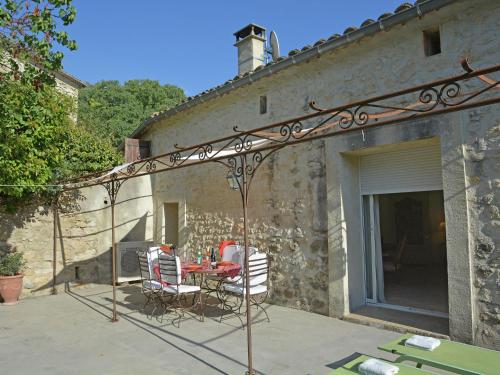 Elegant house with swimming pool in H rault