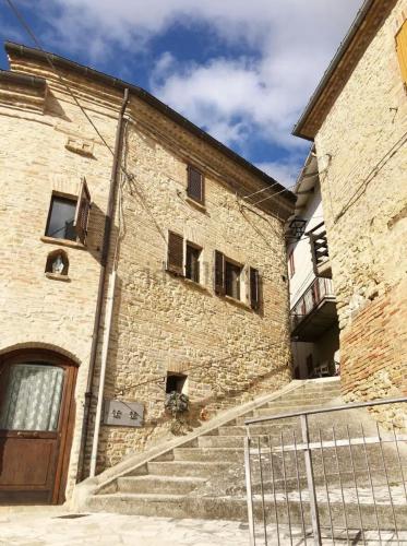 Vintage cozy apartment with 2 rooms in Smerillo