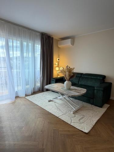 Bright 1BR Top Floor