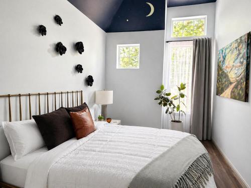Designer Townhome Near Memorial Park - Sleeps 7 in Houston