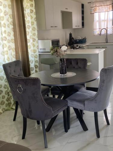Island Comfort Retreat in Spanish Town