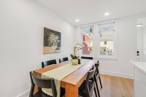 Inner Harbor Home w Private Parking Sleeps 8 in Locust Point