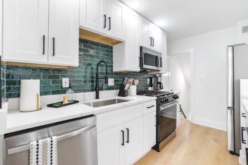 Inner Harbor Home w Private Parking Sleeps 8 in Locust Point