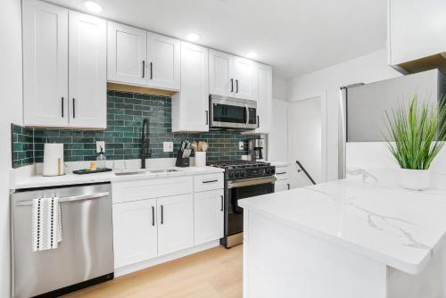 Inner Harbor Home w Private Parking Sleeps 8 in Locust Point
