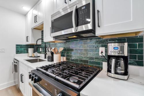 Inner Harbor Home w Private Parking Sleeps 8 in Locust Point