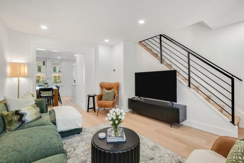 Inner Harbor Home w Private Parking Sleeps 8 in Locust Point