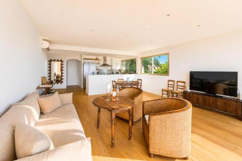 Beachfront Antibes Sea View 2 Bedrooms in Saramartel