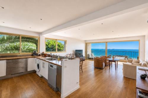 Beachfront Antibes Sea View 2 Bedrooms in Saramartel