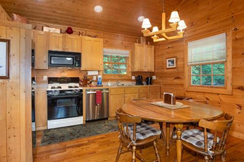 Mai`s Rock Cabin with view in Brevard, USA