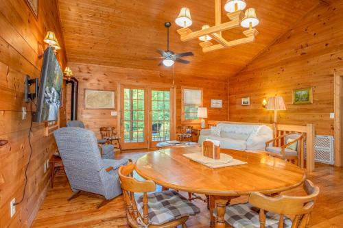 Mai`s Rock Cabin with view in Brevard, USA