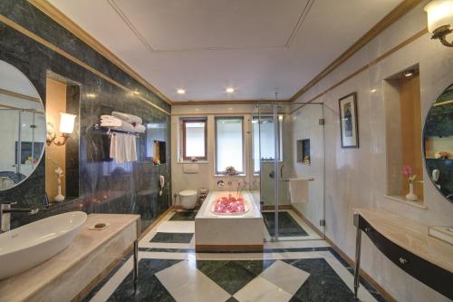 room detail thumbnail 2