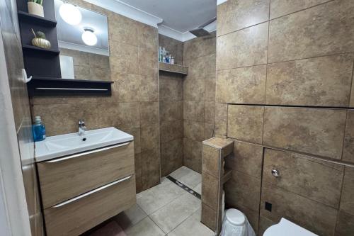 4 Bedroom Apartment Sleeps 14 with Balcony - image 13
