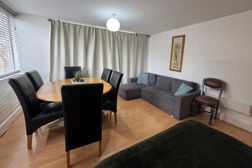 4 Bedroom Apartment Sleeps 14 with Balcony - image 3