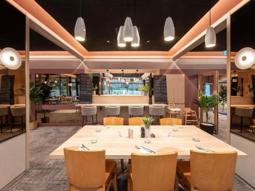 Restaurant, Novotel Mâcon Nord Autoroute du Soleil in Saint-Albain