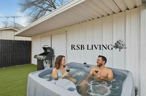 Modern 2BR Unit Hot Tub Outdoor Lounge – khách sạn tại Haltom