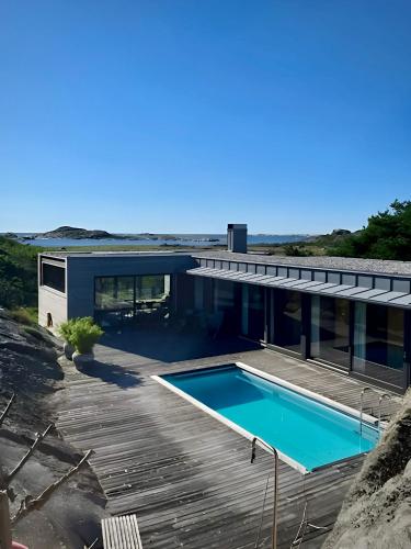 Viesnīcas āriene, Exclusive cabin with pool, coastal rocks & privacy in Hvasser