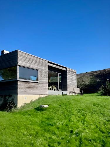 Viesnīcas āriene, Exclusive cabin with pool, coastal rocks & privacy in Hvasser