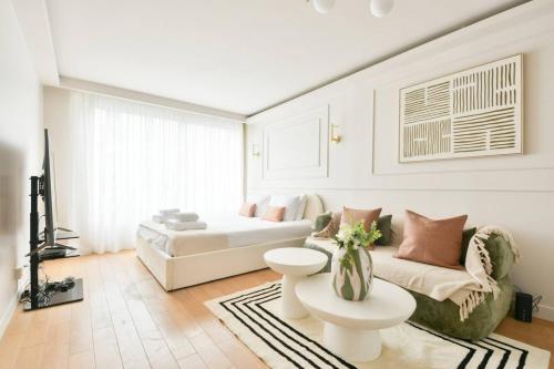 Champs Elysees Chic and Vibrant Studio