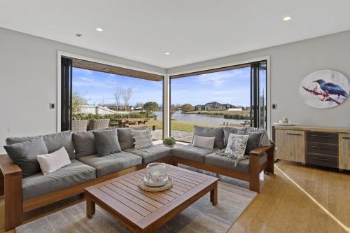 2BR Relax at Lake Hood Luxury Canal Home with Jetty in Huntingdon
