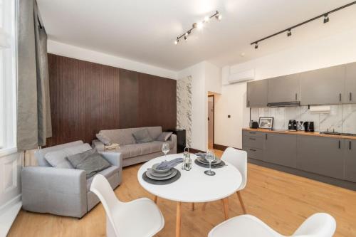 New Kensington Flat Perfect Location with AC - image 6
