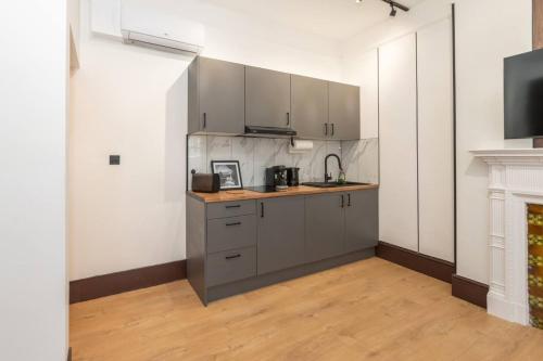 New Kensington Flat Perfect Location with AC - image 3