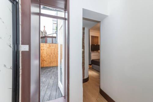 New Kensington Flat Perfect Location with AC - image 5